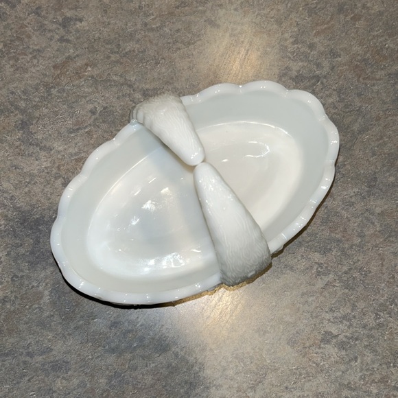 Small vintage milk, glass trinket basket. Leaf and grape pattern. - Picture 2 of 5